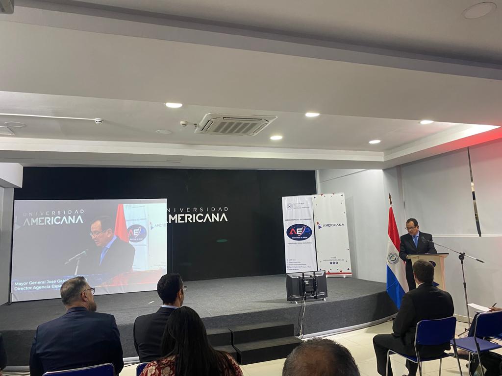 AmeriGEO's tweet photo. En representación de los co-presidentes de @AmeriGEO estuvieron dando las palabras de bienvenida el General José García de @A_Espacial_Peru 🇵🇪 y Amir Masliyah del @StateDept 🇺🇸

#MigrationinFocus #eo4impact #eochat https://t.co/zU0UotwPb0