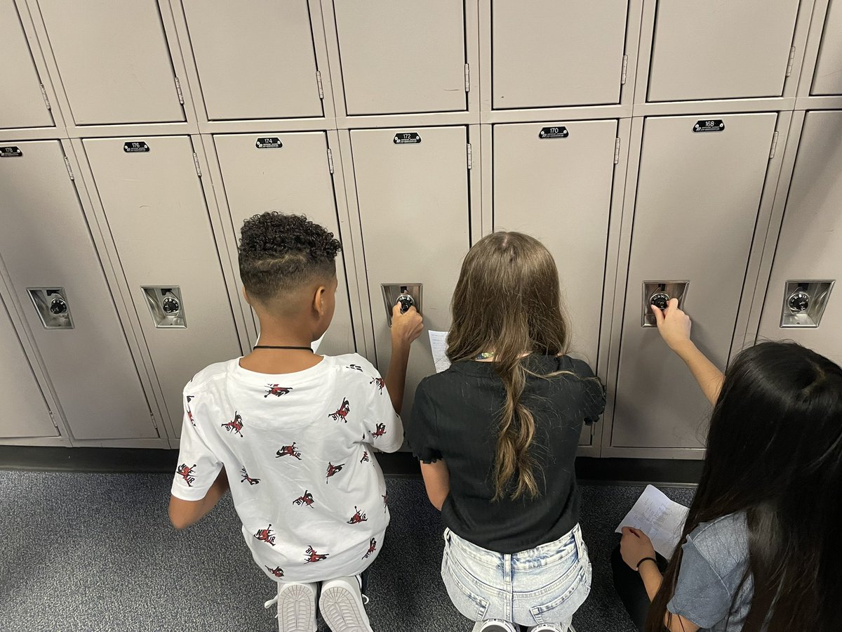 saenzclassrocks's tweet photo. Our 6th graders rocked locker tutorials! @vlinews #ccisd #firstdayofschool https://t.co/iGsb9dOGpk