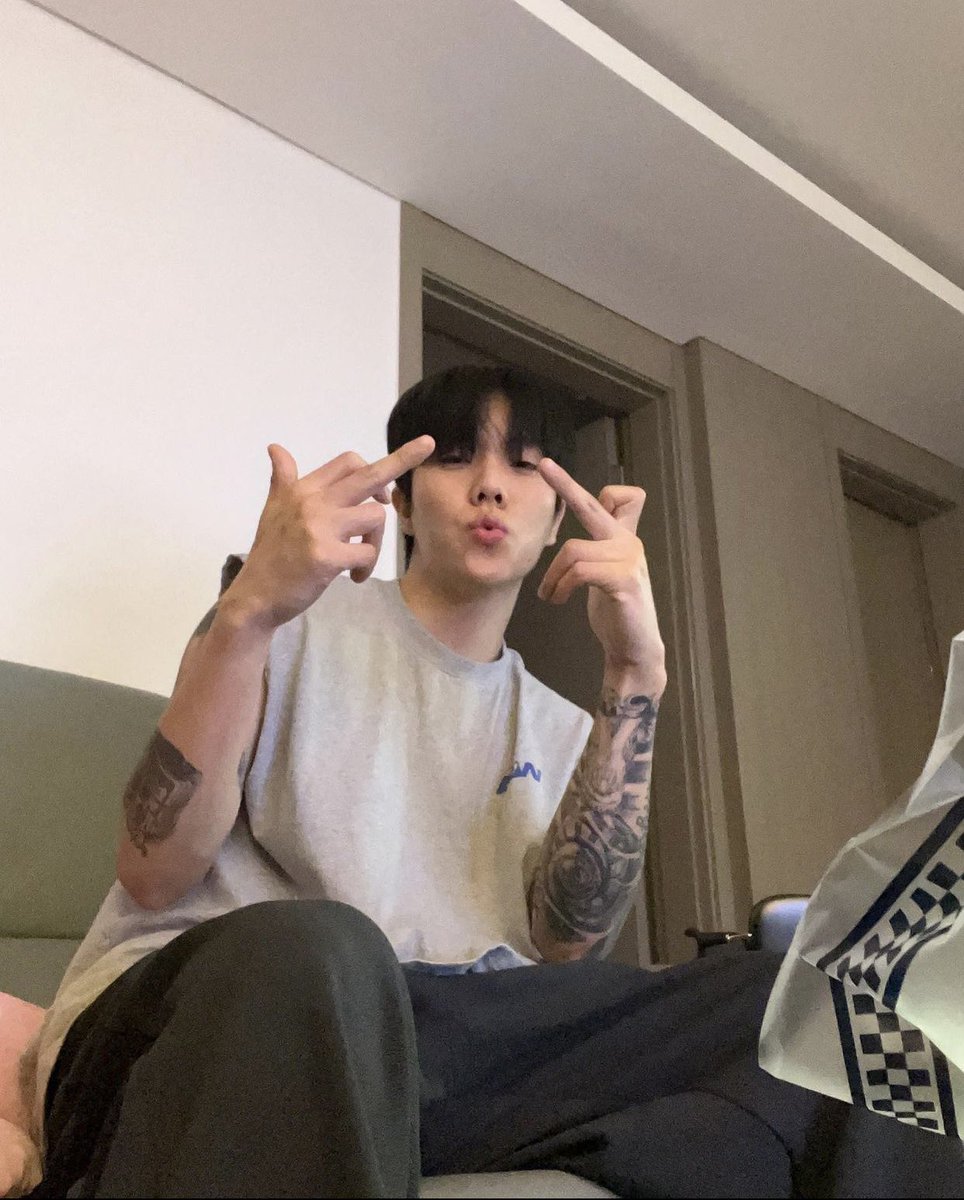 알림눌럿다가소리지름.... 진심 왜이렇게잘생김?😍😍 ㅈㄴ좋다...