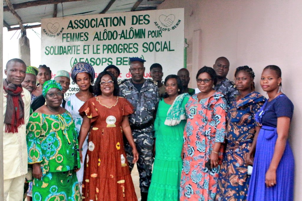 OxfamAuBenin's tweet photo. 🔵Etape 8️⃣ de la mission de suivi du projet #VLF229
La délégation de @DevCanada et @OxfamAuBenin a échangé ce jour avec les parties prenantes (élus locaux, OPJ,CPS) du projet "FEMME ENGAGÉE" mis en oeuvre par @afasops1 dans les communes de #Calavi #SoAva et #Toffo.
@wasexo https://t.co/h8bLlHlQEX