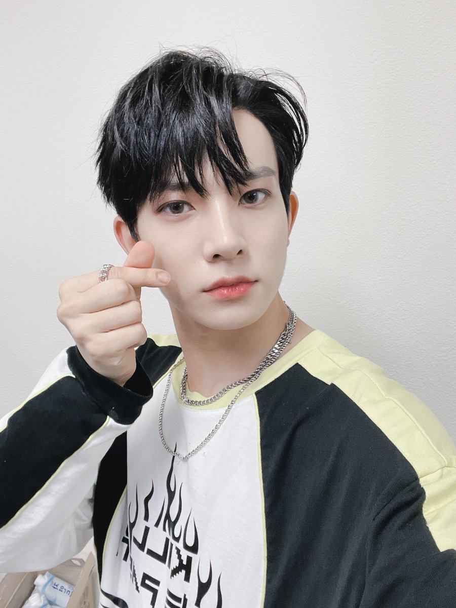 heeseuung's tweet photo. It was enjoyable having to meet and perform our songs on the stage today! What a crowd. I promise we'll show you an even cooler performance stage next time. Here's some selca captured in real time, may it serve our Engenes a peace of mind after a crazy night at Soul Festa. https://t.co/KRB57Aflh8
