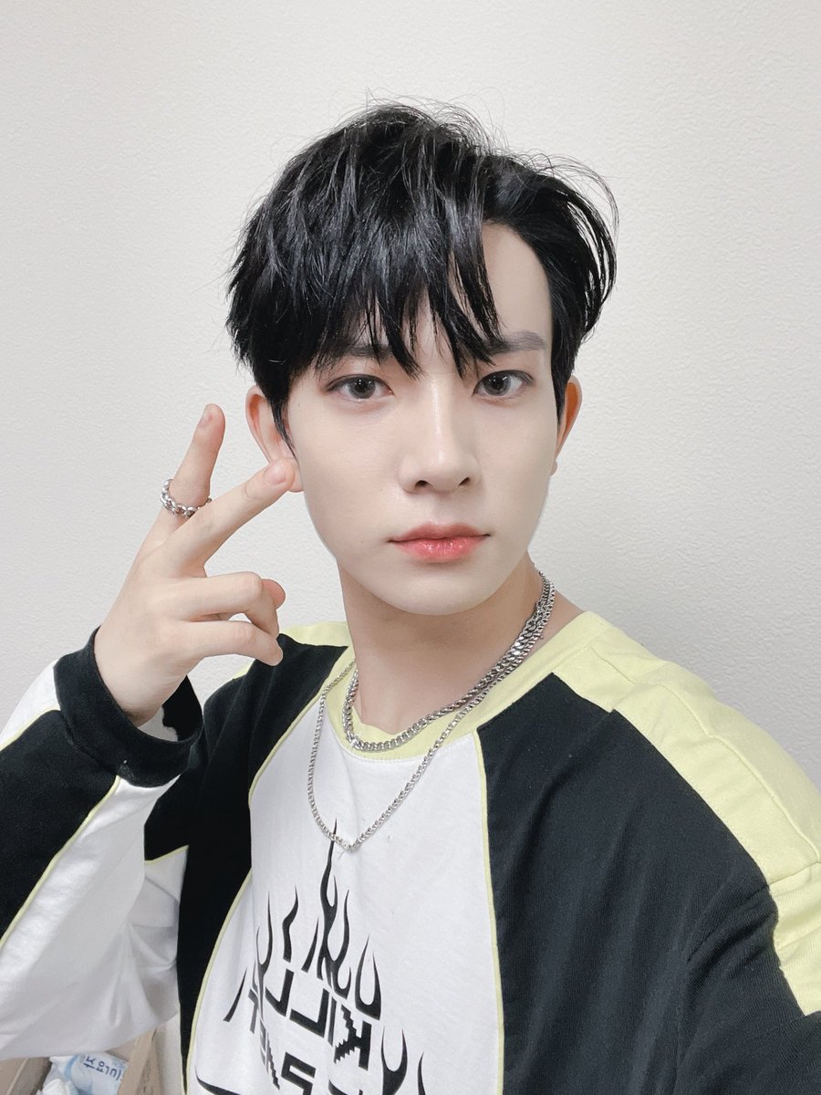 heeseuung's tweet photo. It was enjoyable having to meet and perform our songs on the stage today! What a crowd. I promise we'll show you an even cooler performance stage next time. Here's some selca captured in real time, may it serve our Engenes a peace of mind after a crazy night at Soul Festa. https://t.co/KRB57Aflh8