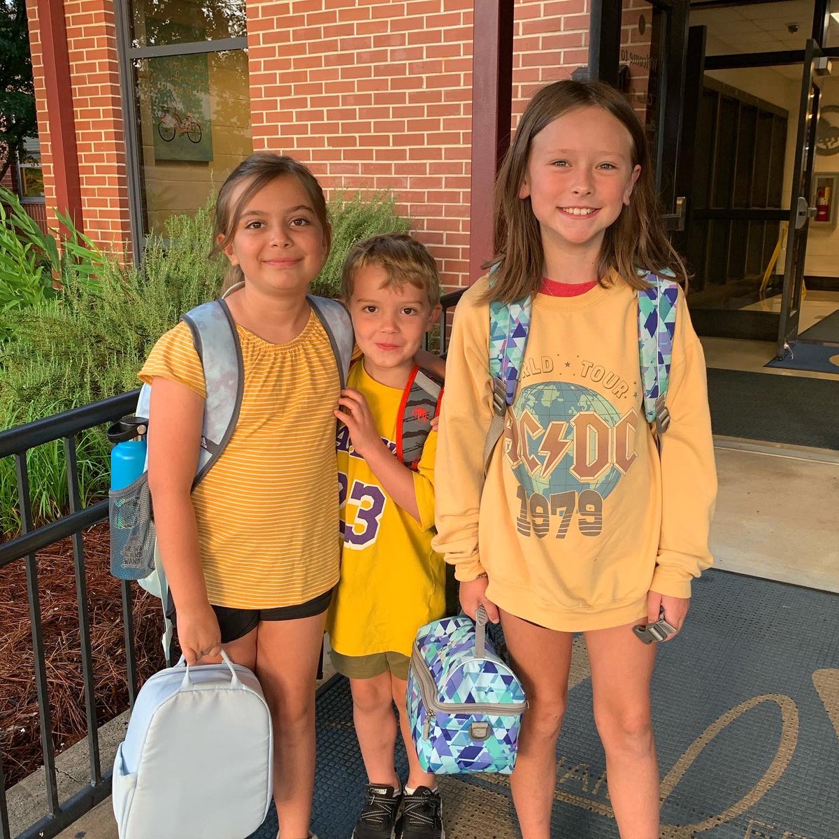 CFESmustangs's tweet photo. Why do we call CFES, “The Gem of Watkinsville”? COMMUNITY! It’s COLOR week for our K Ss. Not only did our Ts join the fun, but our older Ss asked if they could participate and help our K mustangs learn their colors! Today the school is a sea of yellow! 💛#NotSoHiddenGem https://t.co/kZefp9xygg