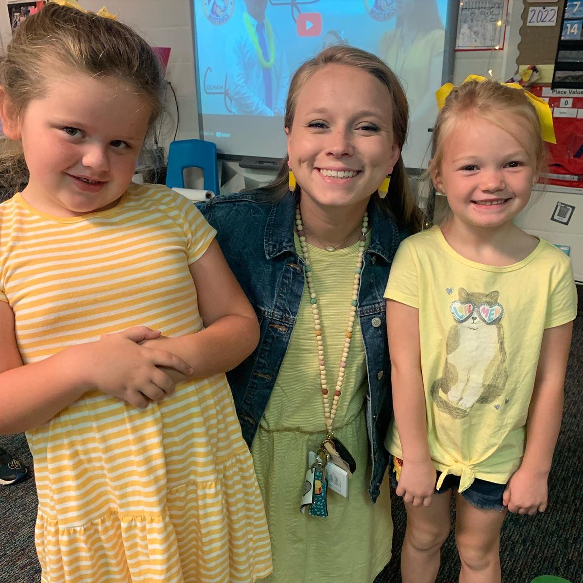 CFESmustangs's tweet photo. Why do we call CFES, “The Gem of Watkinsville”? COMMUNITY! It’s COLOR week for our K Ss. Not only did our Ts join the fun, but our older Ss asked if they could participate and help our K mustangs learn their colors! Today the school is a sea of yellow! 💛#NotSoHiddenGem https://t.co/kZefp9xygg