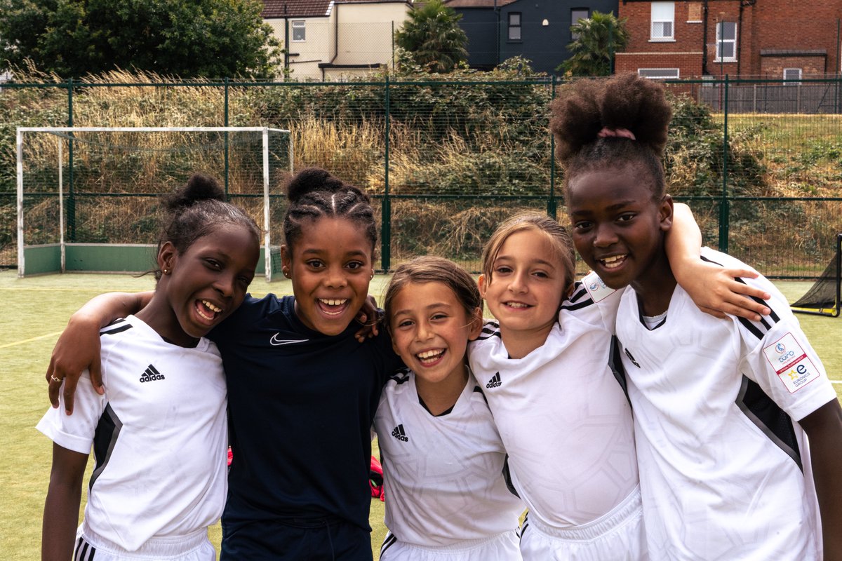 girlsunitedfa's tweet photo. We had an amazing time at our GU X @EPFinitiative  drop in session with 40 participants coming down to @Team_KingsSport Honor Oak Park in celebration of the Equal Playing Field Summit and @euro2022england 
It's so important for us to see young girls engaging with sports https://t.co/IavJvj52Nt