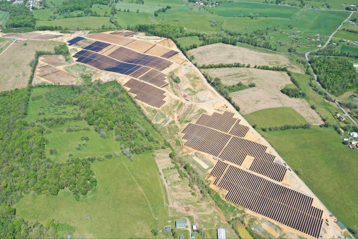 ampacity_llc's tweet image. It’s #TrackerTuesday! Take a look at the 25MW Wytheville project (during the end of its construction phase) nestled among the hilly Virginia terrain, built for our solar owner-operator friends at @Energix_US.

#ComeBuildWithUs #BuildingBrightfields