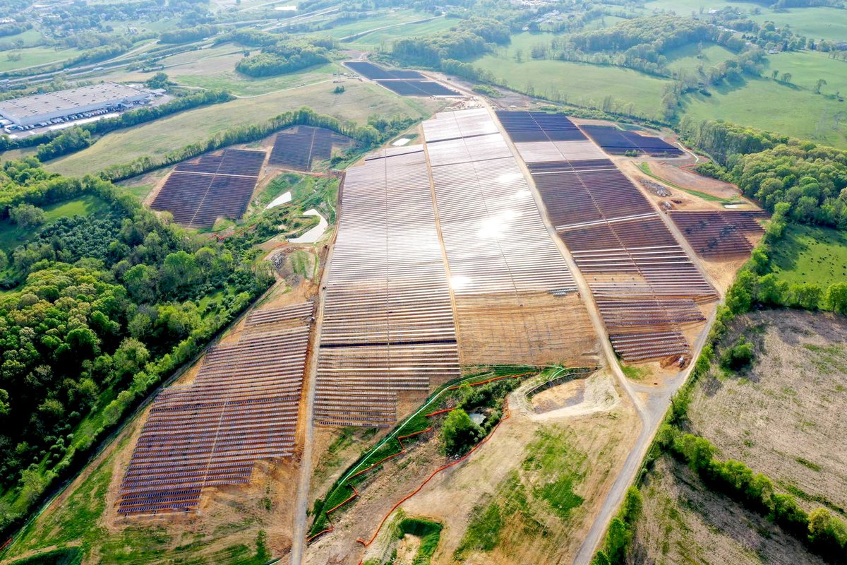 ampacity_llc's tweet image. It’s #TrackerTuesday! Take a look at the 25MW Wytheville project (during the end of its construction phase) nestled among the hilly Virginia terrain, built for our solar owner-operator friends at @Energix_US.

#ComeBuildWithUs #BuildingBrightfields