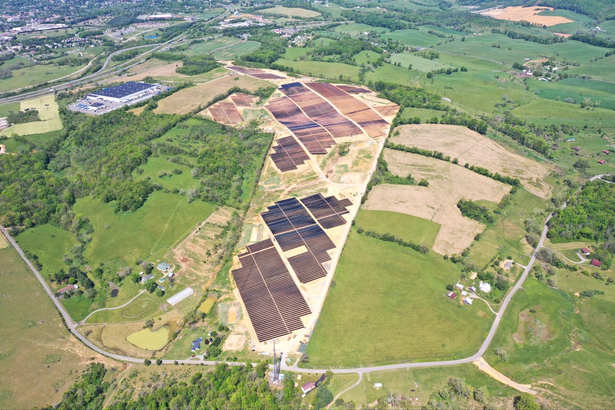 ampacity_llc's tweet image. It’s #TrackerTuesday! Take a look at the 25MW Wytheville project (during the end of its construction phase) nestled among the hilly Virginia terrain, built for our solar owner-operator friends at @Energix_US.

#ComeBuildWithUs #BuildingBrightfields