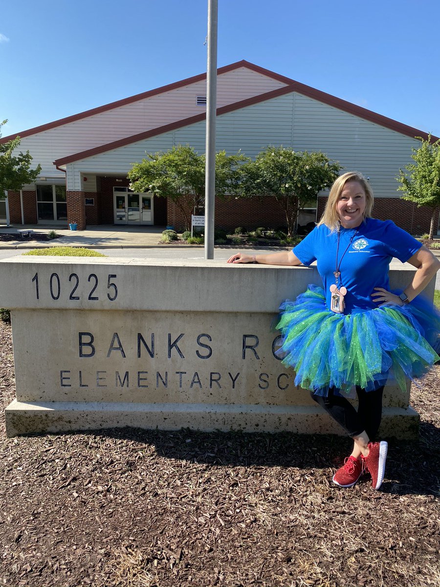 BanksRoadES's tweet image. Congratulations to Principal Simmons for being named a WCPSS principal of the year semi-finalist! @WCPSSTeam