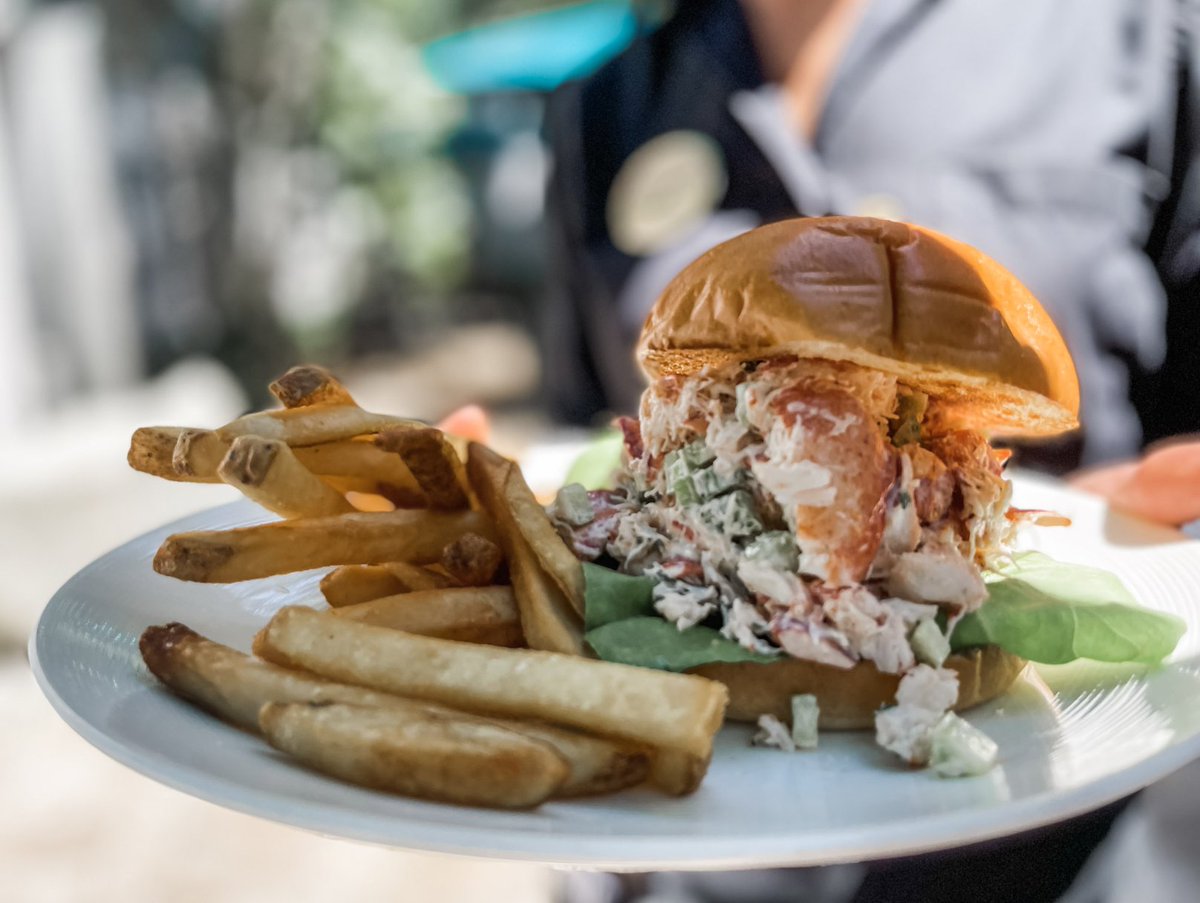 WebsterInn's tweet photo. How can you not order a lobster roll when you're on the cape?
.
.
#capecodsummer #Visitcapecod #Capecod #capecodinstagram #CapeCodLife #capecodinstagram #CapecodVacations #capecod https://t.co/P9Lrt5J2vW