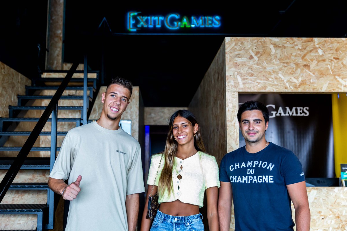FCPorto's tweet photo. O Francisco Meixedo formou a sua equipa e foi experimentar o novo Escape Room da Porto Exit Games🔎🔐
🙌Aventura-te também no "Dark Cube", o desafio totalmente às escuras
👉Sabe mais: https://t.co/REvl2KG2Rs
#FCPorto #ExitGames https://t.co/317sniAL7S