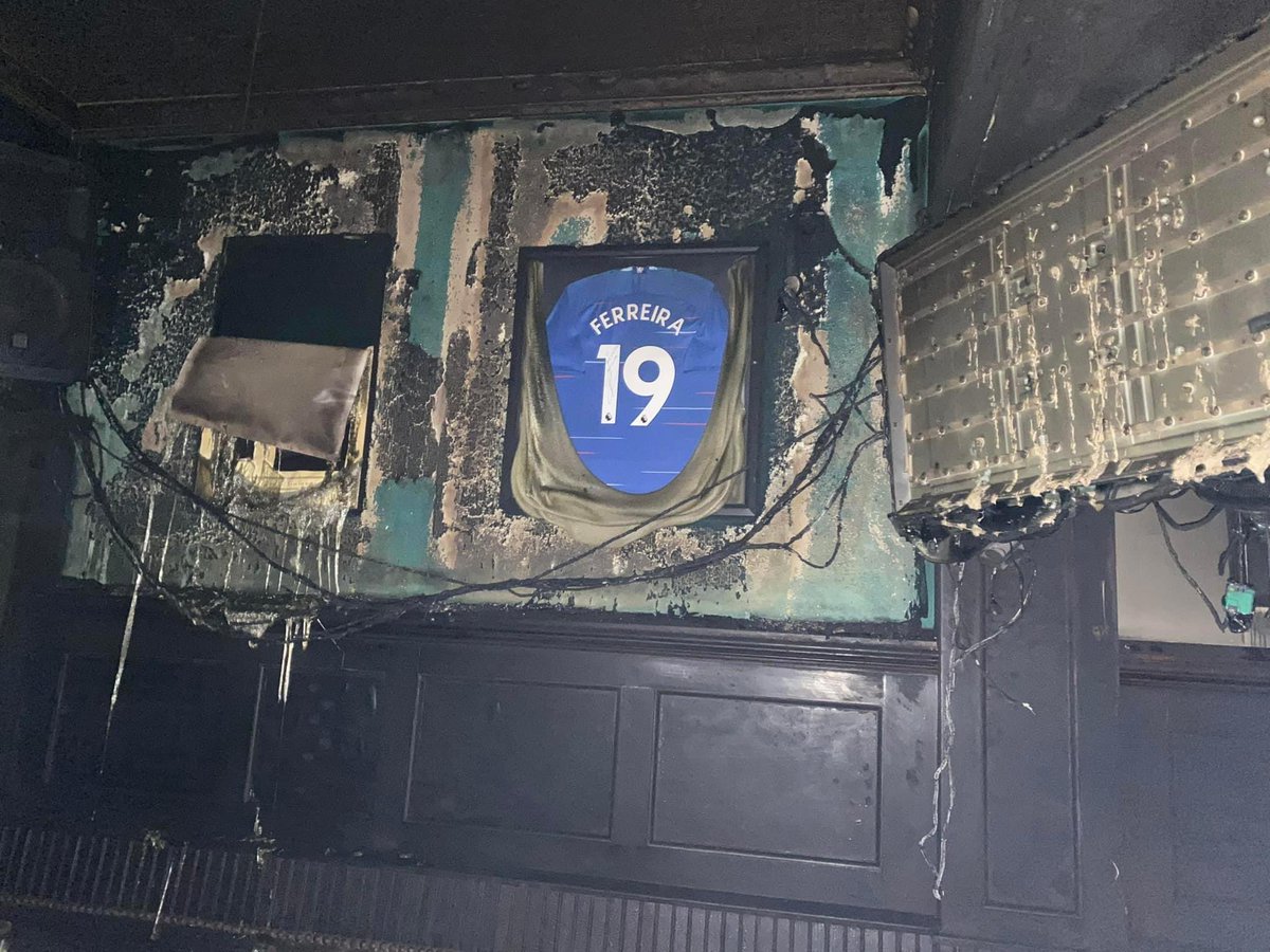dragon3leg's tweet photo. @LondonBluePod @bbbusbee @dandormer @nickverlaney I appreciate all the love our local pub @irelands4courts is getting from the pod.  Some how the @ChelseaFC jersey didn’t burn! https://t.co/lrvbonWQem