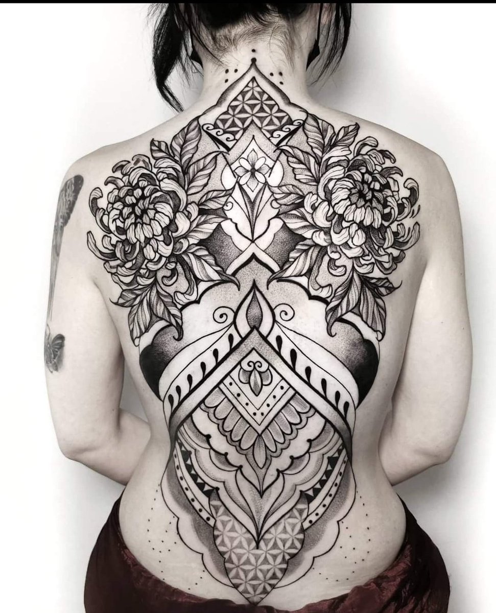 SharinTattoo's tweet photo. Ornamental Backpiece #tatuajes #backtattoo #ornamentaltattoo #inked #inktattoo #mandalatattoo #chrysanthemum https://t.co/OXe4EpKNsP