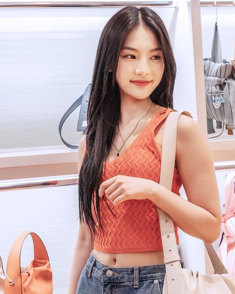 leeipsa's tweet image. 𝘚𝘩𝘦 𝘪𝘴 𝘵𝘩𝘦 𝘰𝘳𝘢𝘯𝘨𝘦 𝘵𝘶𝘭𝘪𝘱 𝘵𝘩𝘢𝘵 𝘣𝘭𝘰𝘰𝘮𝘴 𝘪𝘯 𝘈𝘶𝘨𝘶𝘴𝘵.

Eye-catching appearance is shown by the lady with the sweetest clementine smile. What a sight for sore eyes; she looks so dreamy and magical. Feel the thrill of happiness everywhere with MyShell!