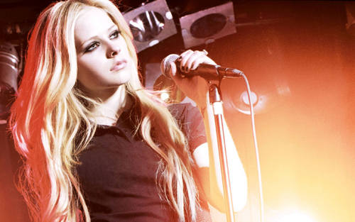 wndermyskin's tweet photo. control room ✮ avril lavigne (2022). #VMNs 🐍 https://t.co/Fki6iChMWS