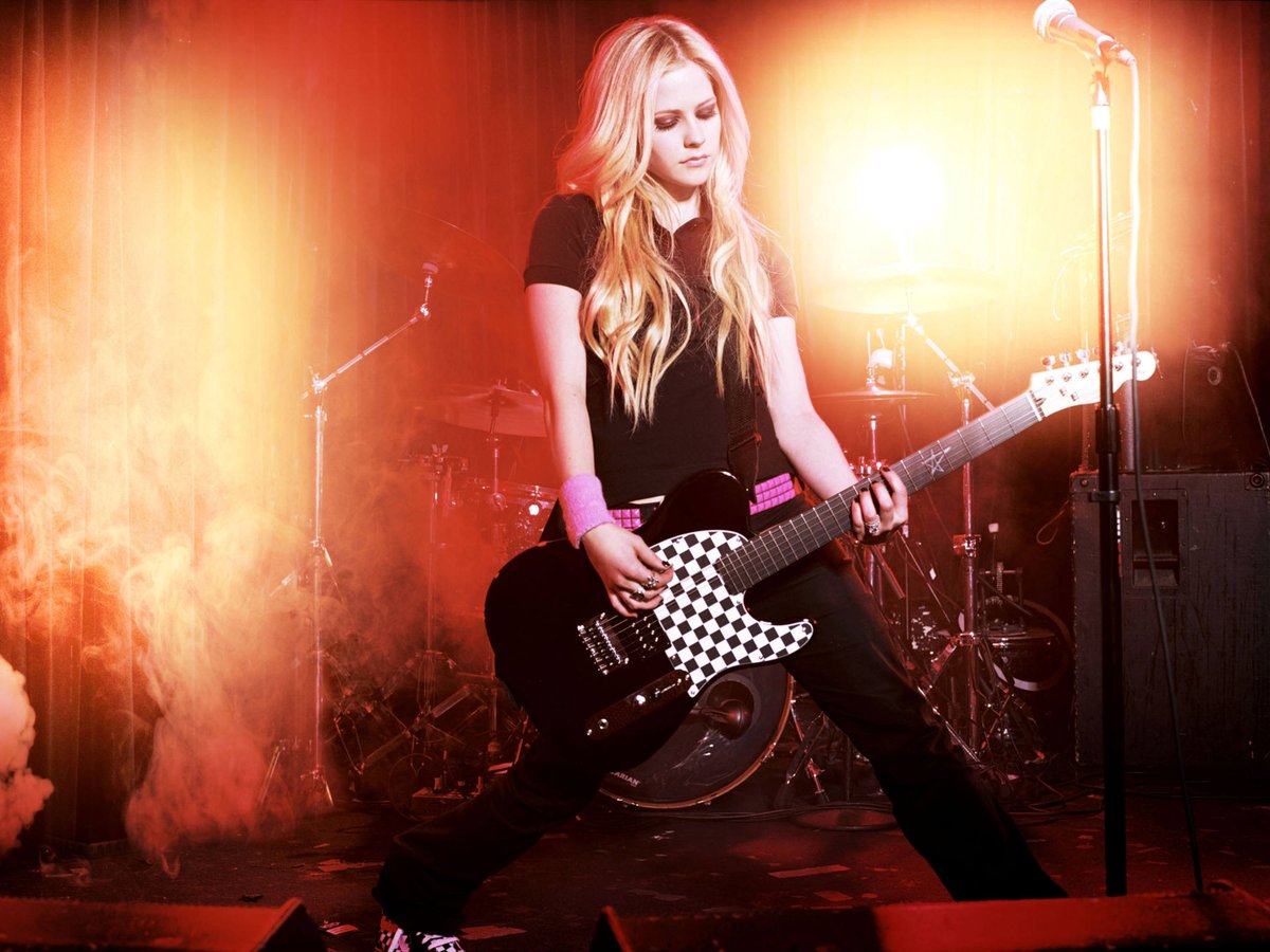 wndermyskin's tweet photo. control room ✮ avril lavigne (2022). #VMNs 🐍 https://t.co/Fki6iChMWS