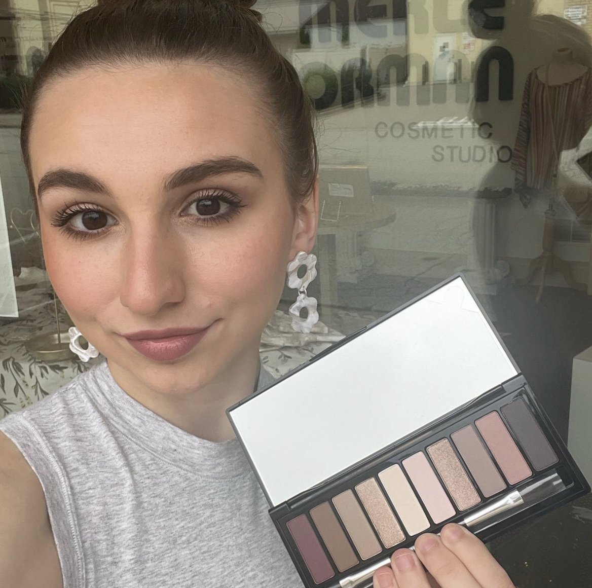 MerleNormanInc's tweet photo. Neutrals are always in style! Our Knockout Nudes, a #MerleGirl favorite, is essential for any makeup bag. Find ten sensational neutral shadows all in one palette. Tap to shop!
Thanks for sharing @merlenormantarentum
#MerleNorman https://t.co/IYcWqcI06K