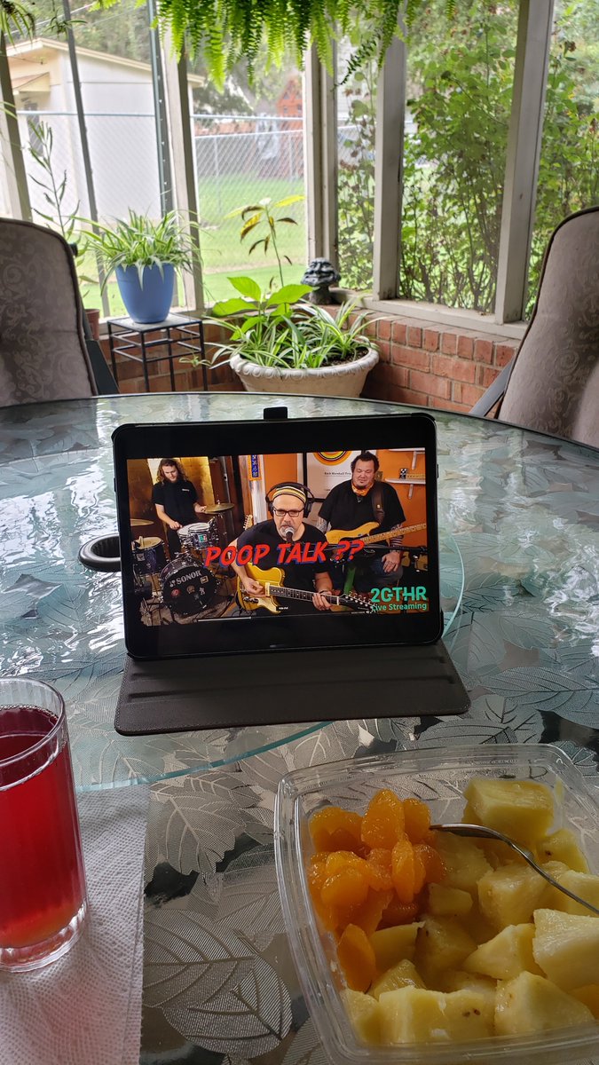 The #Memphis #Mowin is done
Now I can relax with a fruity 
#PatioBreakfast and catch up with the folks on <a href="/2gthrofficial/">2GTHR</a> 
Now watching <a href="/Mansqwatch/">Greg Koch</a> 
And the #PoopTalk outtakes 
😆😆😆😆