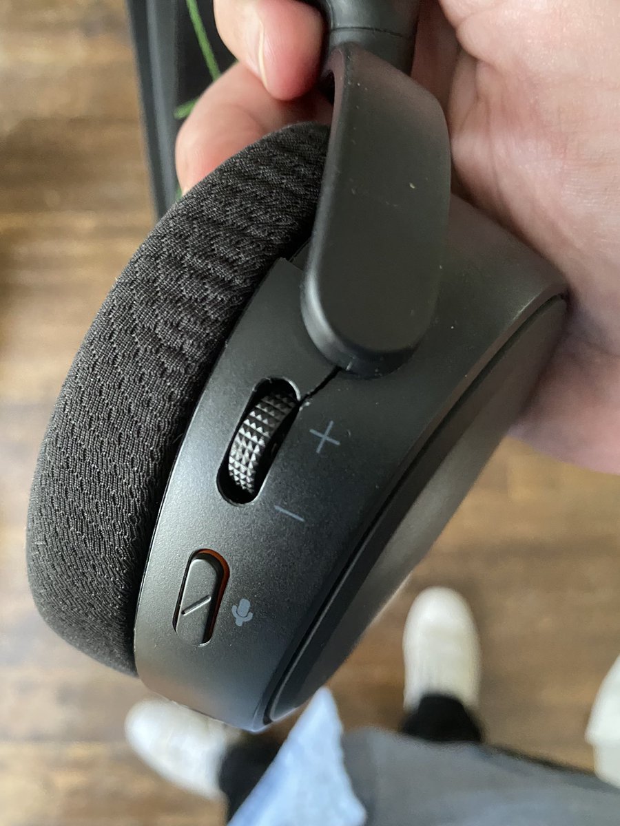 balloonPop's tweet photo. @SteelSeries is cracking like this common after normal use on the Arctis 9X? Both sides of the headset have cracked in the same spot. https://t.co/eBrKbFyb1r