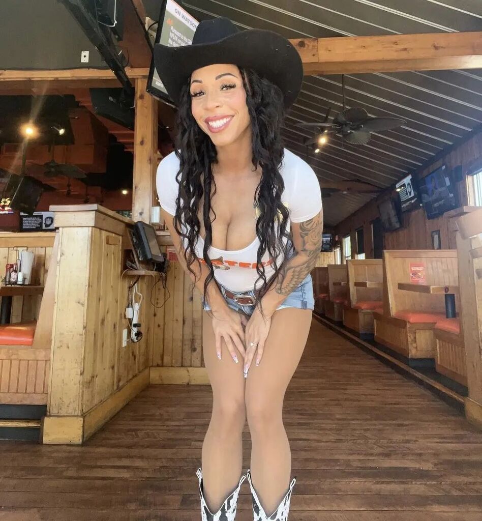 SIBabes's tweet photo. 2 Step Tuesdays π€ at @hootersoffayetteville with #sibabes #hootersgirl #bartender #model @marlynnxoxo #brunette #baeallday #stepintoawesome #HootersTV #hootersmakesyouhappy #northcarolina #modelstatus #tipyourbartender #ServiceIndustryBabes https://t.co/18zTEgahsT https://t.co/sUFPboXfge