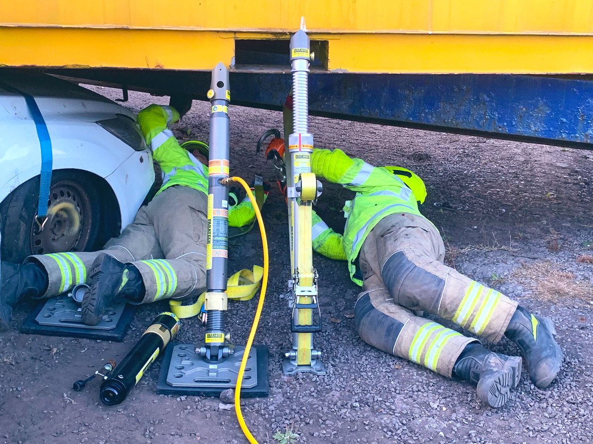 PrincesStreet03's tweet photo. Last night Blue Watch and our #oncall #firefighters joined #Ipswich East, #Woodbridge and #Felixstowe fire stations for a district exercise at the Port of Felixstowe. Crews worked closely with the Ports Emergency Response Unit to rescue casualties played by @158RegimentRLC 👍🚒 https://t.co/yRyfjyhqZR