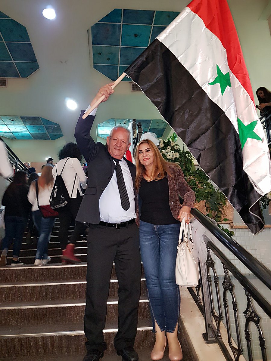 IshayFridman's tweet image. בדר"כ לא כותב על משפחות של פוליטיקאים. אבל יש מנהיגים שאנחנו יודעים מי הוריהם וכיצד גידלו את בניהם שצמחו לפוליטיקאים (רשימה קצרה: נתניהו, בנט, מיכאלי, סמוטריץ', לפיד ועוד). לפוליטיקאים רבים יש בית גידול אידיאולוגי. מה אנו יודעים על הוריו של ח"כ איימן עודה? ולמה חשוב להתעכב ע"ז?