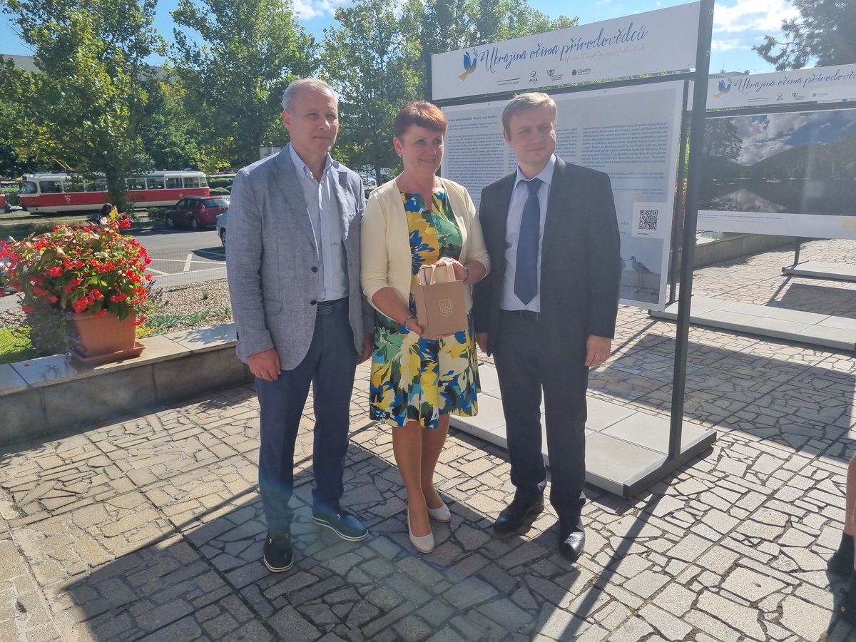 mzpcr's tweet photo. Přírodní bohatství Ukrajiny zachytili na fotkách čeští vědci ještě před ruskou válkou. Před budovou MŽP si je nyní můžete prohlédnout díky výstavě Ukrajina očima přírodovědců, kterou jsme spojili se sbírkou @CharitaCesko určenou na aktuální pomoc i pozdější obnovu ŽP @UKRinCZE https://t.co/HZtNjTt1we