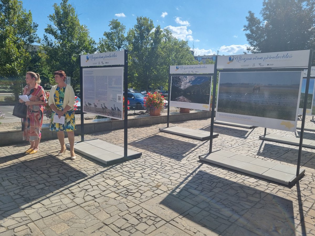mzpcr's tweet photo. Přírodní bohatství Ukrajiny zachytili na fotkách čeští vědci ještě před ruskou válkou. Před budovou MŽP si je nyní můžete prohlédnout díky výstavě Ukrajina očima přírodovědců, kterou jsme spojili se sbírkou @CharitaCesko určenou na aktuální pomoc i pozdější obnovu ŽP @UKRinCZE https://t.co/HZtNjTt1we