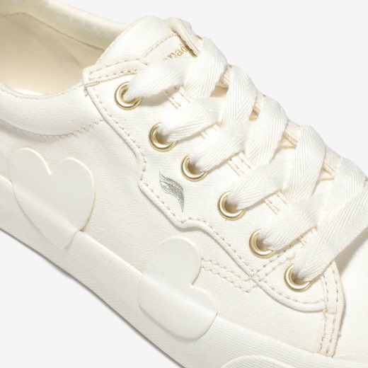 Aom_bf's tweet photo. keds ขยันทำรองเท้าผ้าใบขาวธรรมดาให้ออกมาน่ารักขึ้นเรื่อยๆ เลย ล่าสุดแปะหัวใจ 🤍🌳 https://t.co/ZM7KdTI65U