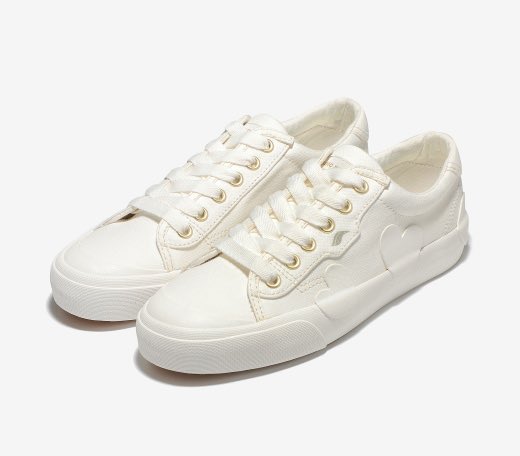 Aom_bf's tweet photo. keds ขยันทำรองเท้าผ้าใบขาวธรรมดาให้ออกมาน่ารักขึ้นเรื่อยๆ เลย ล่าสุดแปะหัวใจ 🤍🌳 https://t.co/ZM7KdTI65U