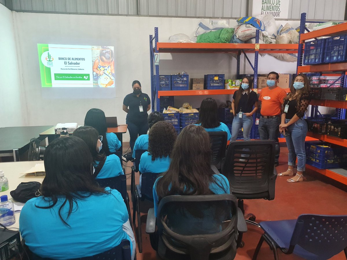 El Club Interact San Salvador Noroeste en jornada de voluntariado en el Banco de Alimentos de El Salvador.