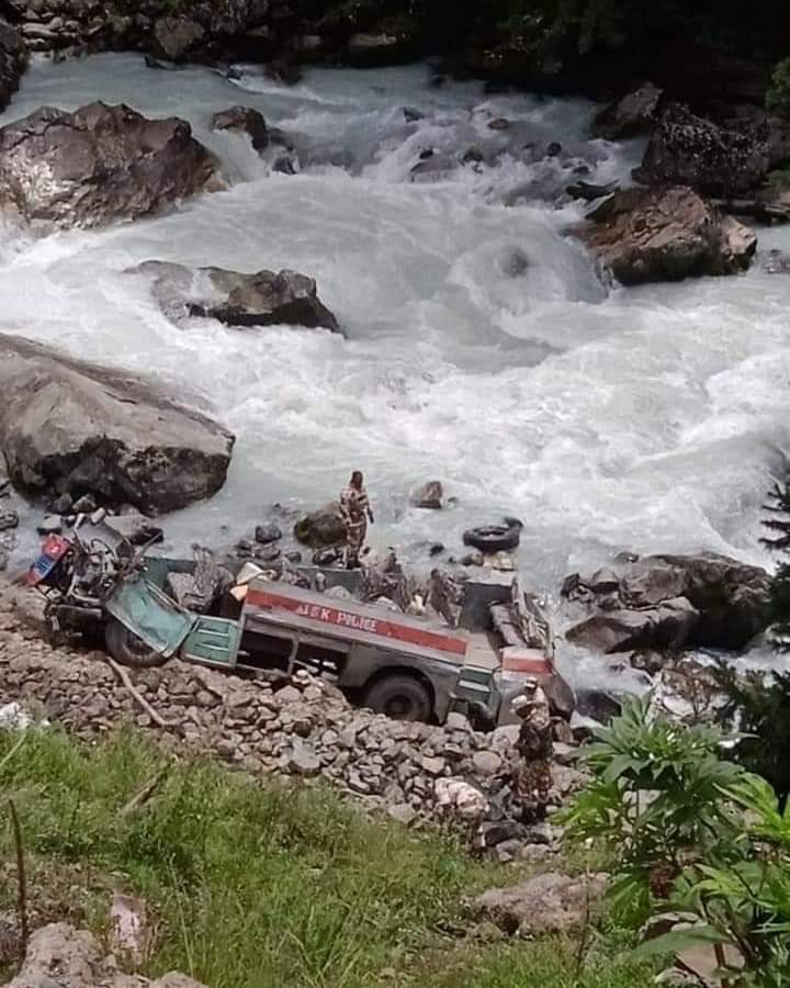 Akhil_7700's tweet photo. Received the sad news that many soldiers were martyred and injured in the accident of a bus carrying ITBP jawans in Pahalgam, Jammu and Kashmir, God bless the souls of the departed martyrs at his feet. Provide speedy recovery to the injured!
#ITBP https://t.co/oTwOJXwsCA