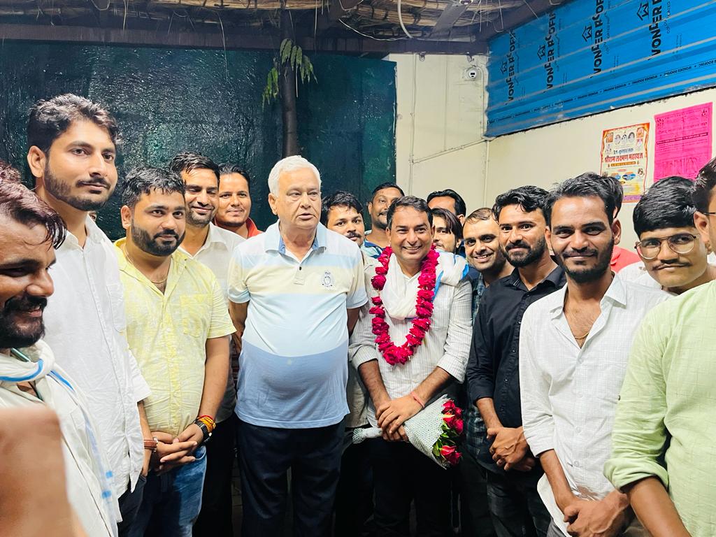 NareshMeena__'s tweet photo. आज जन्मदिन के अवसर पर आदरणीय डॉ. साहब किरोड़ी लाल जी से लिया आशीर्वाद! 
@DrKirodilalBJP https://t.co/L2toukK5py