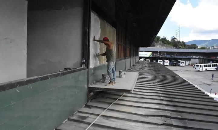 AlcaldiaDCcs's tweet photo. ✅En el #Intrac (Instituto Autónomo de Transporte de Caracas), ente adscrito a la Alcaldía de Caracas, se están realizando trabajos de acondicionamiento en las nuevas áreas administrativas.
#MaestrosYObrerosDeLaPatria
@gestionperfecta
@intrac_ccs https://t.co/LlSPMd6cmd