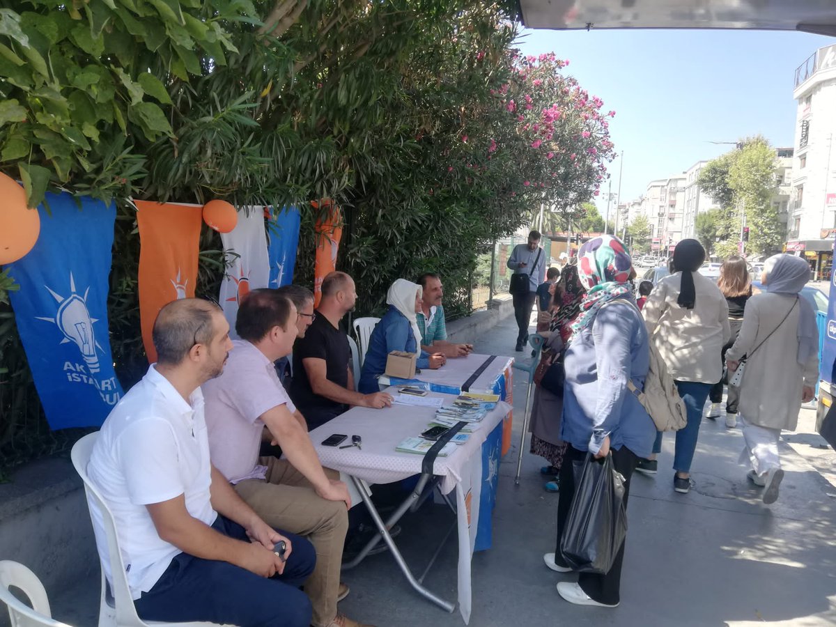 AKBahcelievler's tweet photo. Bahçelievler Teşkilatımız AK Noktamızdaki üye çalışmalarına, tüm içtenlik ve samimiyetiyle dur durak bilmeden devam ediyor.

Kocasinan Mahallemiz sahada💪

AK Ailemize her gün yenilerini ekleyip, #2023 hedeflerimize doğru hızla yol alıyoruz...💪🇹🇷

#YüzYüze100Gün https://t.co/Q0py4cFdQG