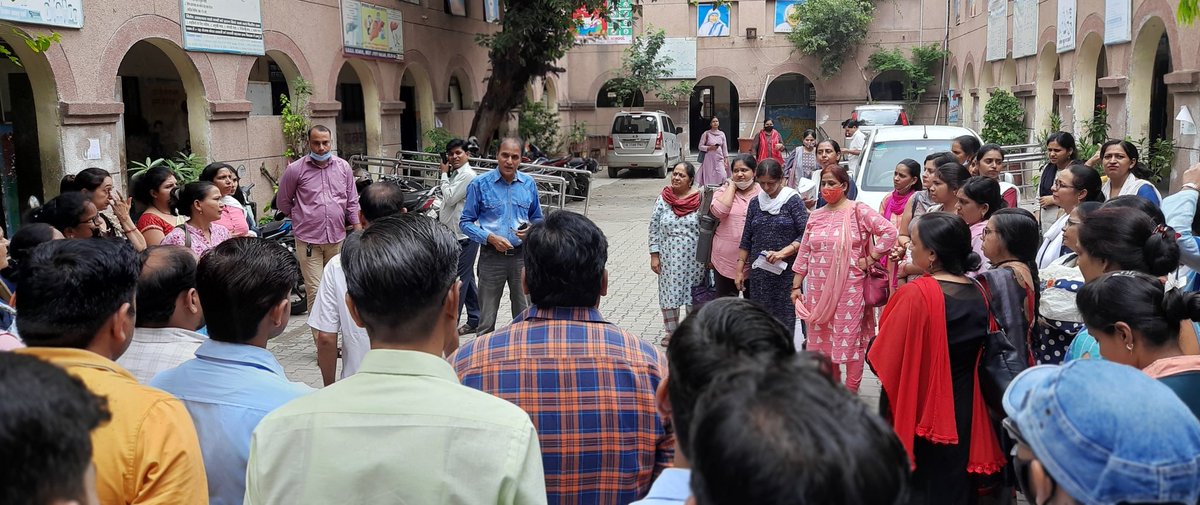 SemaltyRakesh's tweet photo. #FreedomFromGarbage
#GsssWjn is garbage free from this Independence Day.
Campaign started with spirited counseling of students & interactions with teachers of both the shifts.
Here blame game is no subject & chemistry is sociology
#SwachhBharatAbhiyan
#EducationWithBelongingness https://t.co/VdpLM67MZ3