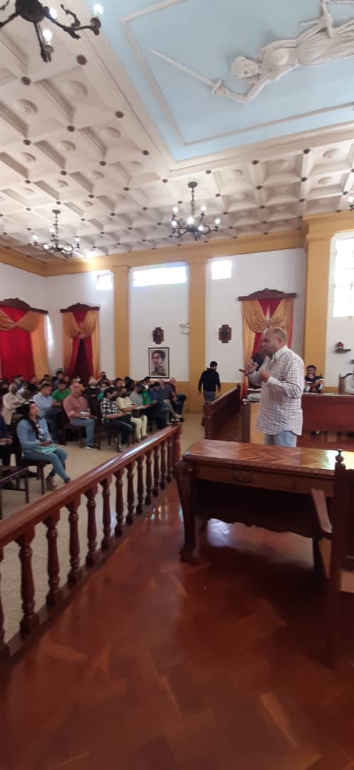 Sofi_256lp's tweet photo. #16Ago || Este martes se desarrolló en el Salón de sesiones del @ClebMerida2022 el taller de comunicación para las direcciones adscritas a la Gobernación del estado Mérida y equipos de prensa de cada dependencia.

@JEHYSONGUZMAN

#MaestrosYObrerosDeLaPatria https://t.co/BU6sFWjVJp