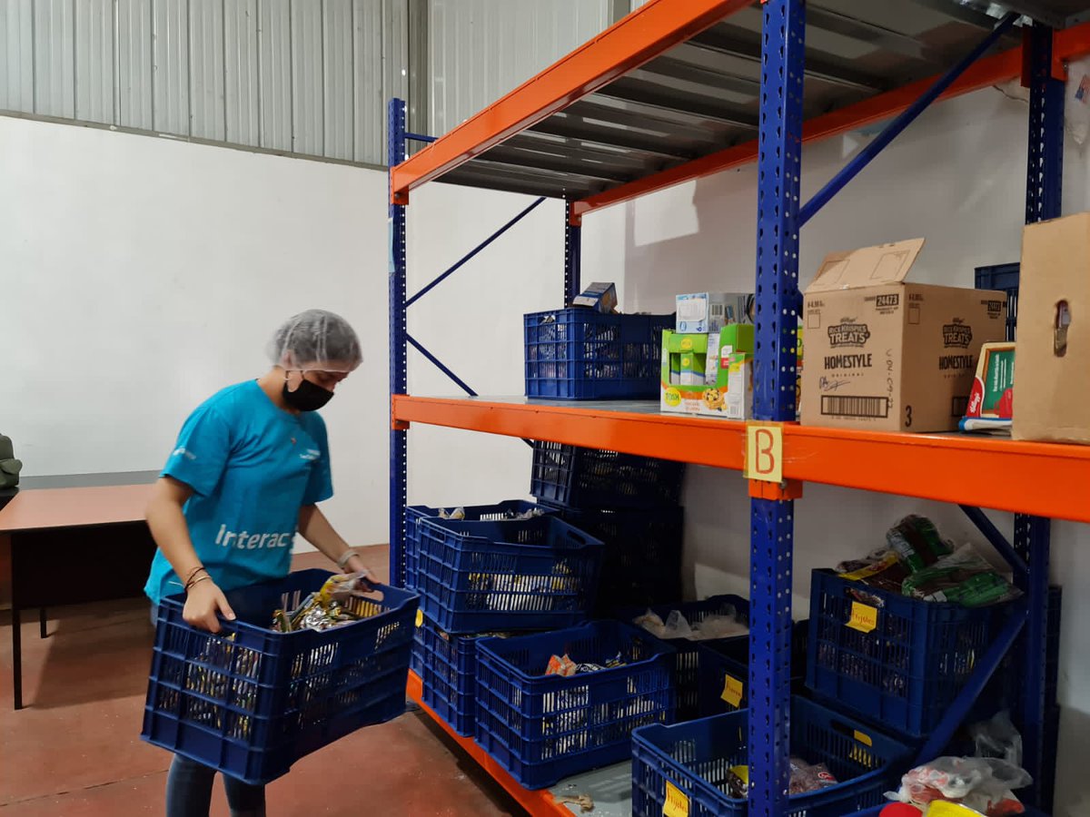 interactfeeds's tweet photo. Organizando alimentos a ser entregados a organizaciones beneficiaras del BAES. https://t.co/Yx7mpaFOEh