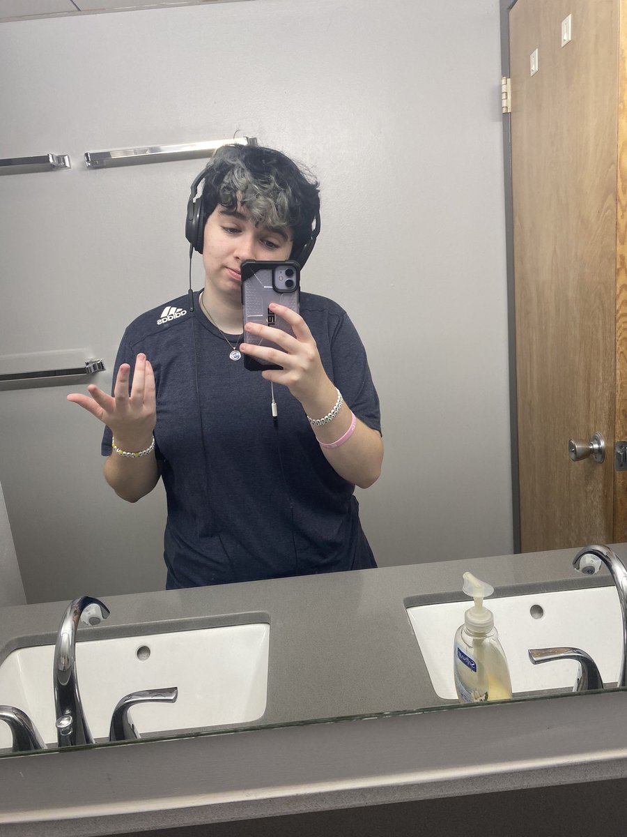 vqnadium's tweet photo. #mcsrtwtselfieday but this time in a dorm cause i moved to college yesterday 

<3 https://t.co/YaNNCGAj9N