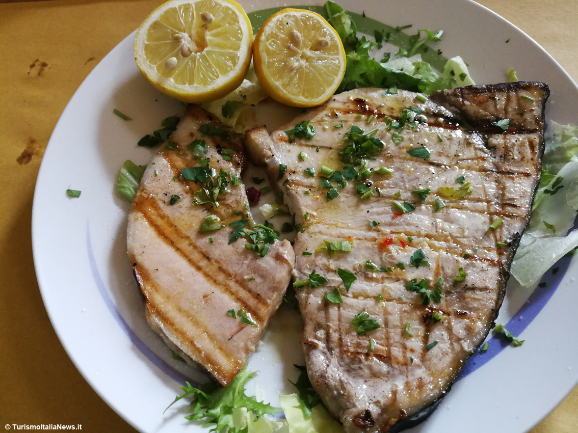 TurismoItaliaNw's tweet photo. Coldiretti: stop al pesce fresco in tutto l'Adriatico nel tratto tra il sud delle Marche, Abruzzo e Molise, fino al 21 settembre
Leggi la notizia https://t.co/Ptaf6dnTJU
#pescefrescodelladriatico #pescefresco #fermopesca #coldiretti #turismo #pesca #marche #molise #abruzzo https://t.co/1zeCr50AXi