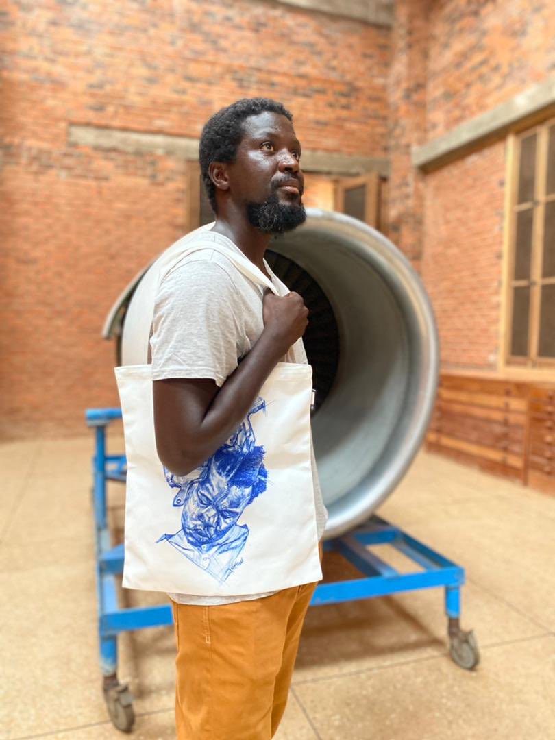 NSAWU_'s tweet photo. Delighted to have the Nsaw.u associating with one of the most recognized artists in Africa .

.. 

Ibrahim Mahama is a Ghanaian author and an artist of monumental installations who lives and works in Tamale, Ghana.

Mahama is best known for draping buildings in old jute sacks https://t.co/AB1UJMaQwd
