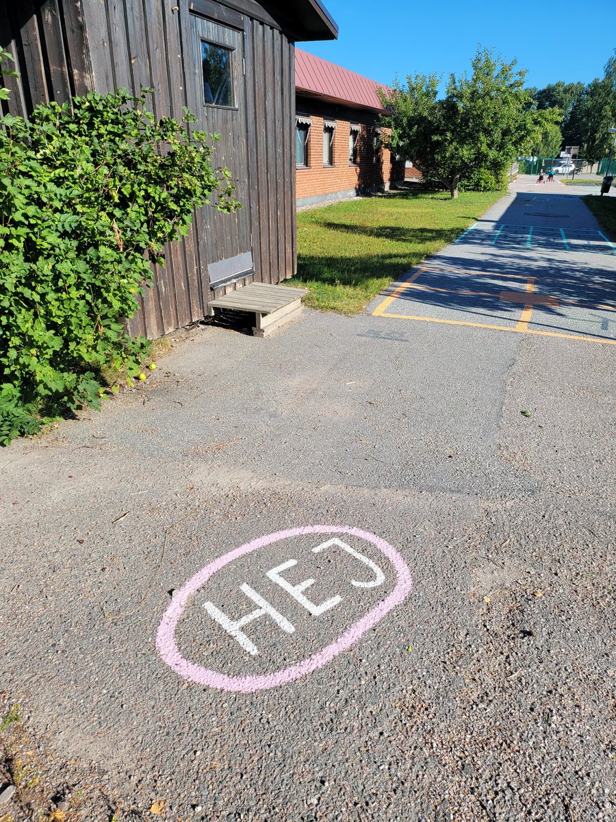 Alla som kommer till skolgården på #freinetskolan Mimer möts av ett välkomnande HEJ direkt efter entrén! #Skolstart ht -22  #ideburenskola