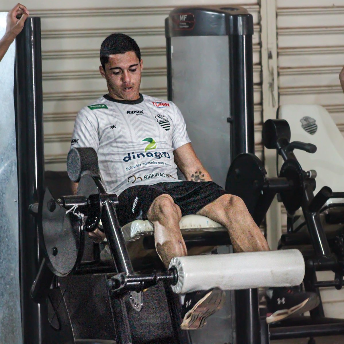 ComercialFC's tweet photo. O trabalho segue, com muita dedicação, e você vai acompanhando por aqui o dia a dia do comercial. ⚪️⚫️⚪️🦁⚽️. Nesta terça-feira (16), trabalho de academia !! https://t.co/RT826MO2ww
