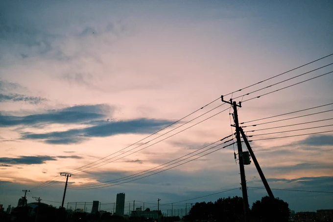 今日の夕方。まだ少し忙しいのだが山は越えたので、久しぶりに近所を散歩してました。我が半生でここまですごい湿度で暑い日あった?ってくらいきつかった。年々夏の気候が苦手になっていくな・・・。 