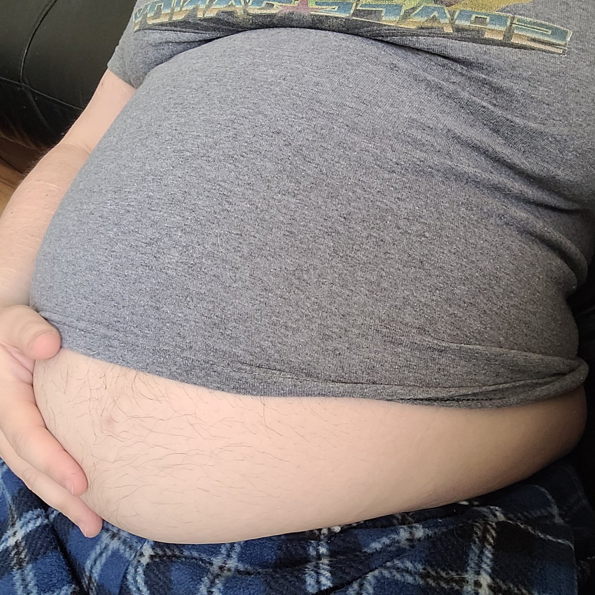 BalloonBelly69's tweet photo. If I can fit this shirt on, I'm not big enough

#bellystuffing #bellyinflation #bellyexpansion #feedeebelly https://t.co/HFIM42FEPC