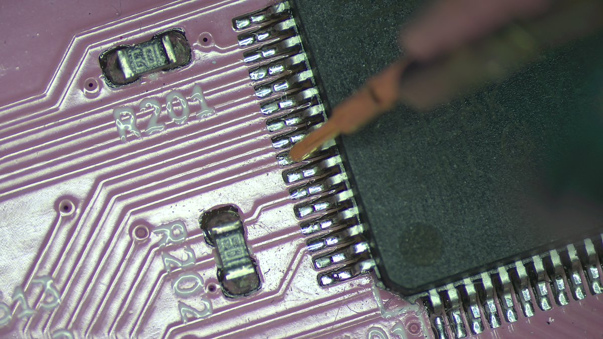 orzvektor's tweet photo. Finally putting the @SensePeek #PCBite to some use! NGL it works better than expected, the weighting is excellent and it doesn't slip easily (which was my biggest worry). https://t.co/9myirm0ggm