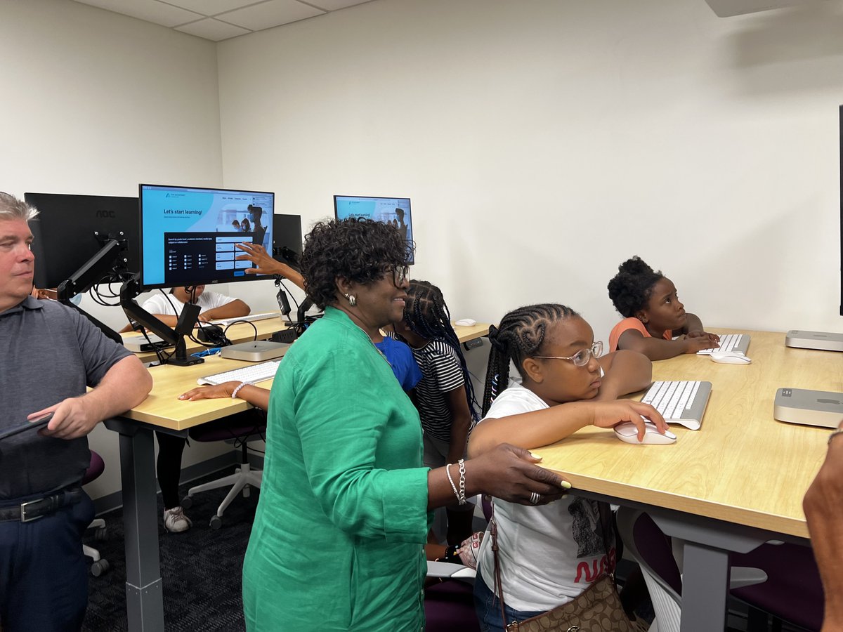Had the opportunity to tour the new-state-of-the-art digital learning lab at the CRUCIAL Community Center. Thank you to @ATT @716UrbanLeague and @DreamCorpsTech !