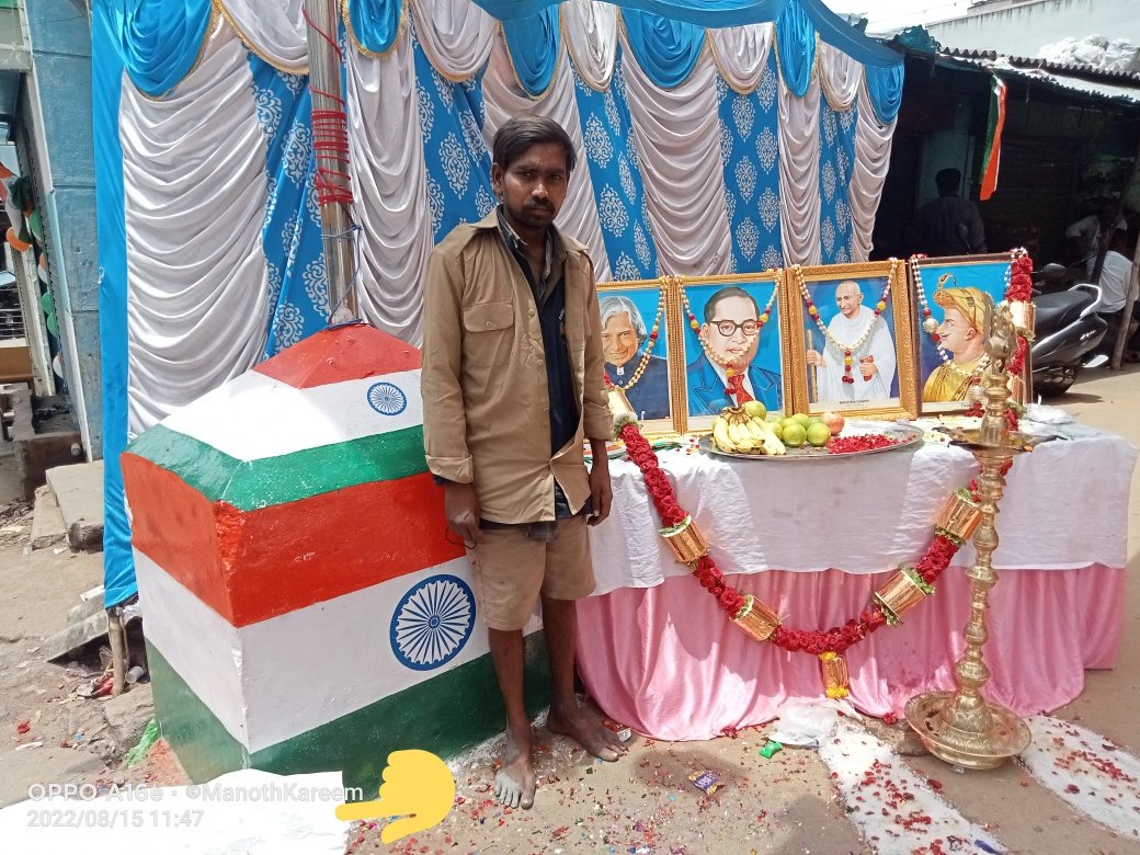 parisarashanthi's tweet photo. ನೆನ್ನೆ ಪರಿಸರ ಶಾಂತಿ ಚಾಮರಾಜಪೇಟೆ ಘಟಕದಿಂದ ಆಚರಿಸಿದ #ಸ್ವಾತಂತ್ರ್ಯದಅಮೃತಮಹೋತ್ಸವ ಮುಗಿದ ಬಳಿಕ ಒಬ್ಬ ಕಸ ತೆಗೆಯುವ #GarbagePicker ಸಹೋದರ ವೇದಿಕೆ ಮೇಲೆ ಗಣ್ಯರ ಭಾವಚಿತ್ರಗಳನ್ನು ಕಂಡಾಕ್ಷಣ "ಇವರು ದೇವರು"ಗಳೆಂದು ಕೈ ಮುಗಿದು ಅಲ್ಲಿದ್ದ ಒಂದು ಬಾಳೆಹಣ್ಣನ್ನು "ಪ್ರಸಾದವೆಂದು ತೆಗೆದುಕೊಳ್ಳಲೇ" ಎಂದಾಗ ಕಂಡದ್ದು ದೇಶಪ್ರೇಮ😍
1/2 https://t.co/dtFgGeGh2h