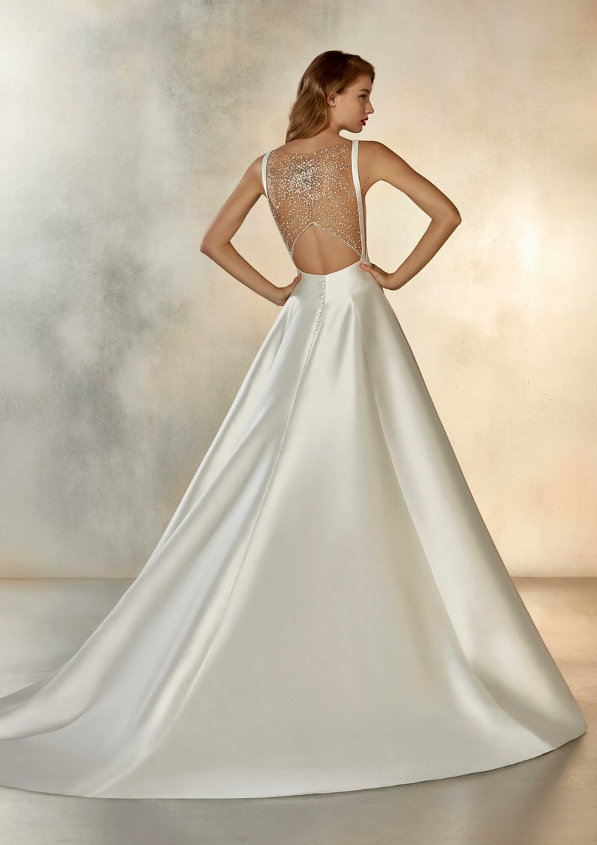 ⭐️ Atelier <a href="/pronovias/">Aria</a> ⭐️

See more here: buff.ly/3zuWCmZ ✨

#Pronovias #GlamBride #WeddingDress