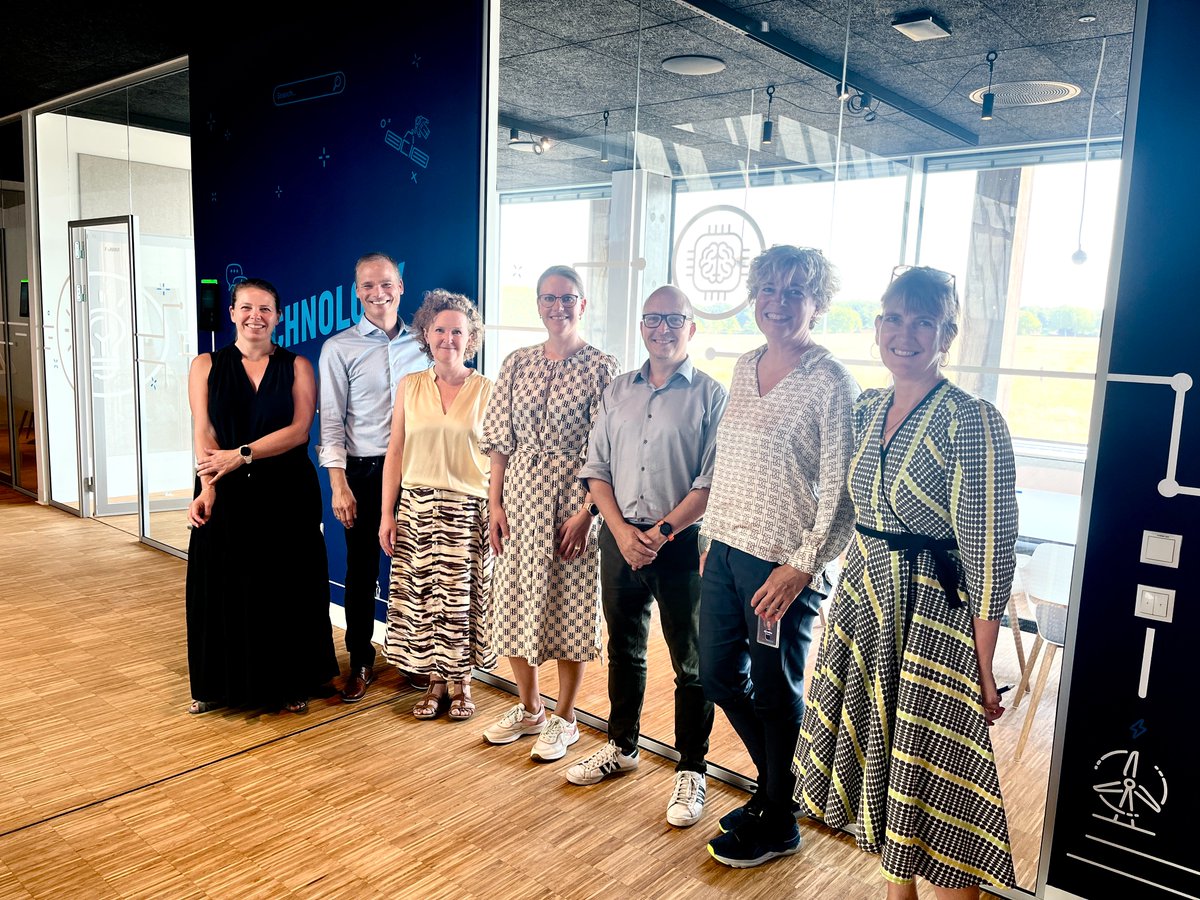 LIFEFonden's tweet image. Hvordan får vi forankret #STEM-fagene og STEM-undervisning på kommunalt niveau? Det havde vi en god diskussion om i dag med @astra_science, @nvhus og @concitoinfo, hvor vi samtidig delte vores egne initiativer.

Tak for at komme på besøg i LIFE Campus!